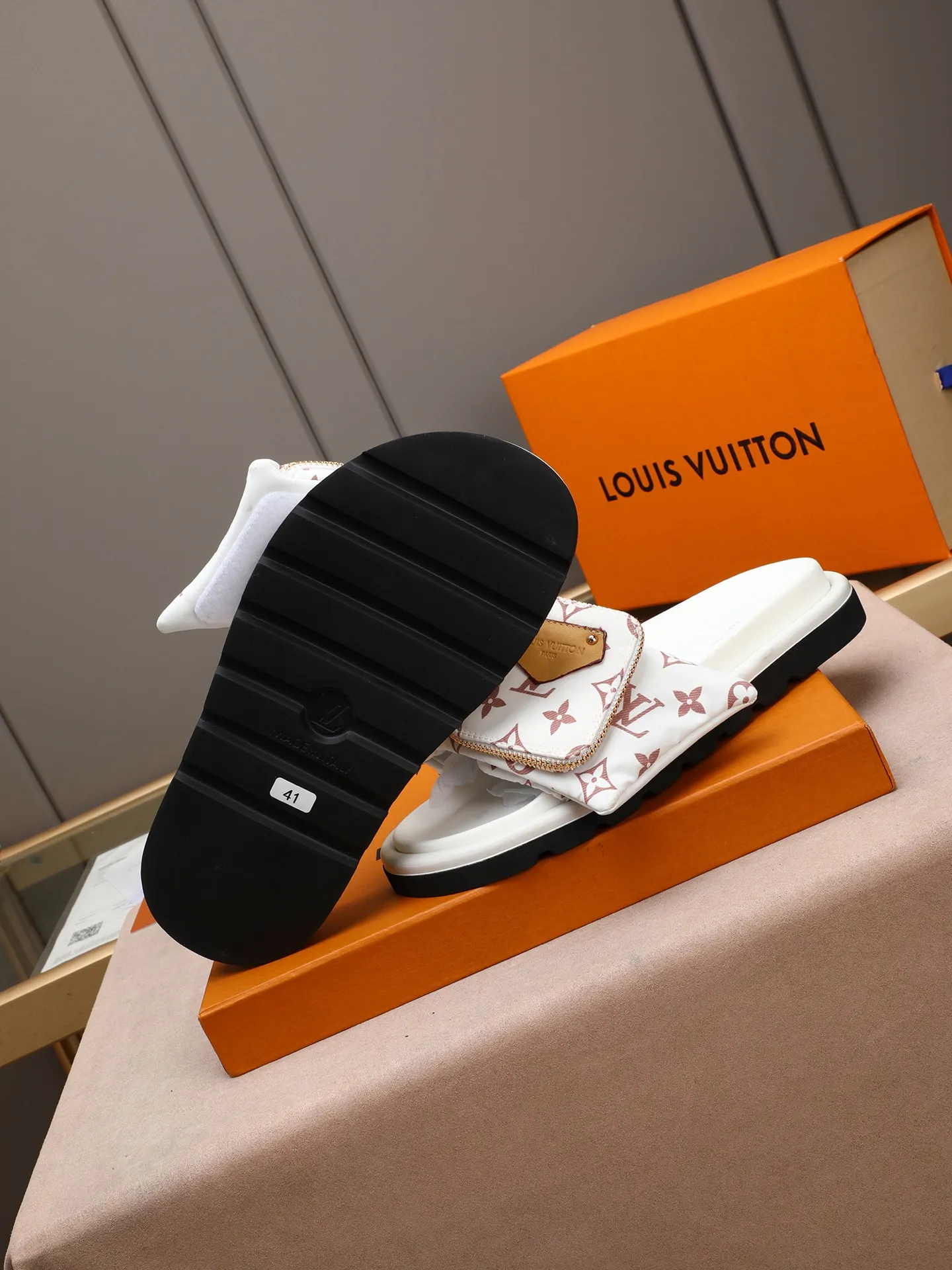 PP400 couple model with drawer box [LOUIS VUITTON] Louis Vuitton, the latest LV official website printed wallet and men's and women's slippers🔥🔥🔥 are now on the market. The drawer box is packed with cloth bags and cards. The upper pattern looks very soft and waxy, and it is a super versatile leg slimming tool. Fabric: Imported denim/down silk cotton embossed, official website pattern printing, lining: water-dyed sheepskin down filling, comfortable to wear, feet: high elastic PU water table. Sole: foam sole, heel height: about 5cm. Size 35-46, 35, 45 and 46 are custom-made and cannot be returned or exchanged. Color: multiple colors available.